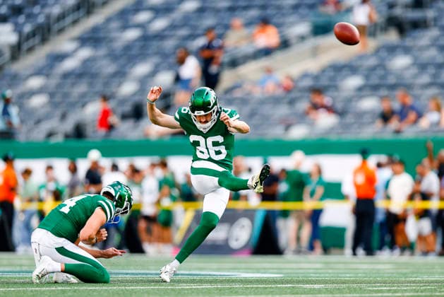 August 14, 2026: Before the game, New York Jets kicker Cade York (36) warms up in a NFL, American Football Herren, USA preseason game at MetLife Stadium in East Rutherford, NJ. The Tampa Bay Buccaneers defeat the New York Jets 24-16. Cal Media East Rutherford USA - ZUMAc04_ 20260814_faf_c04_015 Copyright: xShaquanxWoodyx