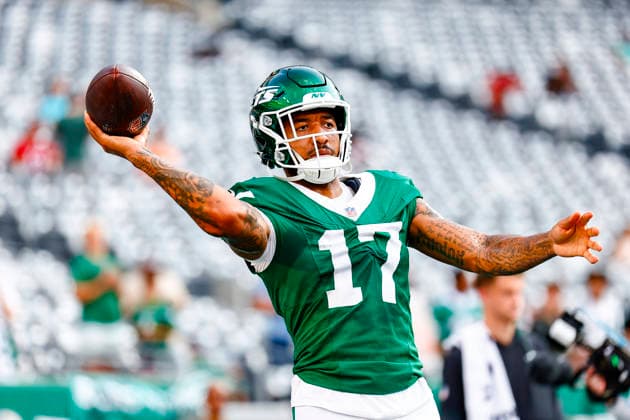 August 14, 2026: Before the game, New York Jets Wide Receiver Tim Patrick (17) warms up in a NFL, American Football Herren, USA preseason game at MetLife Stadium in East Rutherford, NJ. The Tampa Bay Buccaneers defeat the New York Jets 24-16. Cal Media East Rutherford USA - ZUMAc04_ 20260814_faf_c04_034 Copyright: xShaquanxWoodyx