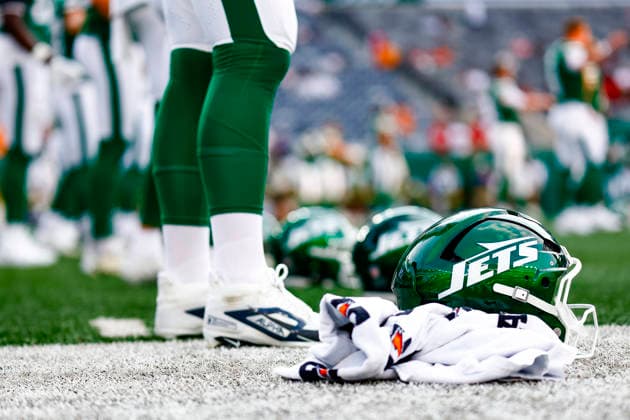 August 14, 2026: Before the game, a New York Jets helmet is seen during warmups in a NFL, American Football Herren, USA preseason game at MetLife Stadium in East Rutherford, NJ. The Tampa Bay Buccaneers defeat the New York Jets 24-16. Cal Media East Rutherford USA - ZUMAc04_ 20260814_faf_c04_041 Copyright: xShaquanxWoodyx