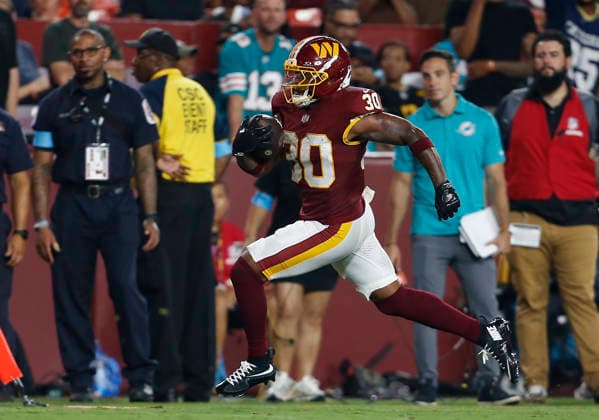 LANDOVER, MD - AUGUST 14: Washington Commanders running back Robert Henry Jr. (30) rushes up the sidelines en route to scoring a touchdown during the Miami Dolphins preseason game versus the Washington Commanders at Northwest Stadium on August 14, 2026, in Landover, MD. (Photo by Lee Coleman Icon Sportswire) NFL, American Football Herren, USA AUG 14 Dolphins at Commanders EDITORIAL USE ONLY Icon155260814042
