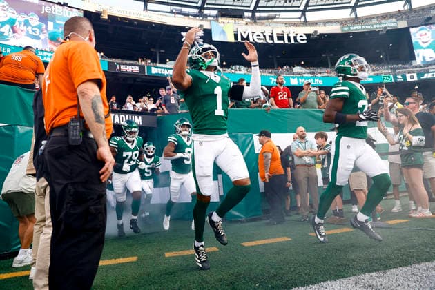 August 14, 2026: Before the game, the New York Jets take the field in a NFL, American Football Herren, USA preseason game at MetLife Stadium in East Rutherford, NJ. The Tampa Bay Buccaneers defeat the New York Jets 24-16. Cal Media East Rutherford USA - ZUMAc04_ 20260814_faf_c04_062 Copyright: xShaquanxWoodyx