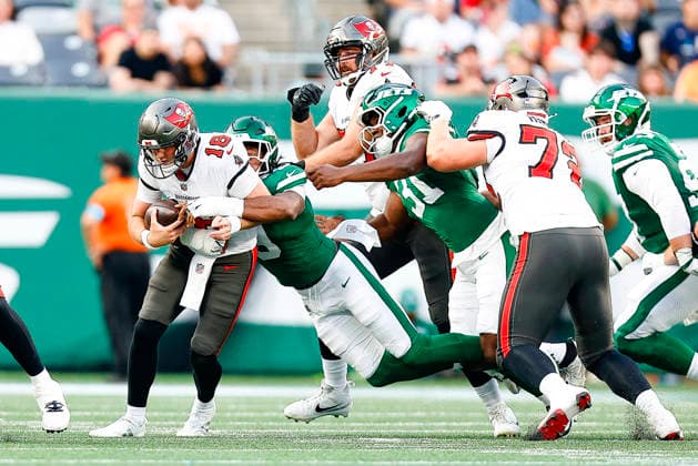 August 14, 2026: During the game, Tampa Bay Buccaneers quarterback Connor Bazelak (16) is sacked by New York Jets defensive end Will McDonald IV (9) in a NFL, American Football Herren, USA preseason game at MetLife Stadium in East Rutherford, NJ. The Tampa Bay Buccaneers defeat the New York Jets 24-16. Cal Media East Rutherford USA - ZUMAc04_ 20260814_faf_c04_065 Copyright: xShaquanxWoodyx