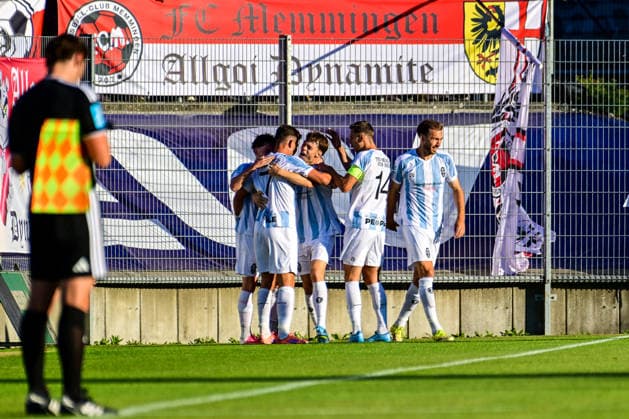 14.08.2026, GER, Fußball, Herren, RL Bayern, FC Memmingen vs TSV 1860 München Münchner Torjubel nach Tor zum 0:1, Florian Niederlechner (München, 7) Memmingen e-con ArenaPark Bayern Deutschland *** August 14, 2026, GER, Soccer, Men s, Bavarian Regional League, FC Memmingen vs. TSV 1860 Munich; Munich fans celebrate after the 0–1 goal, Florian Niederlechner, Munich, 7 Memmingen, ArenaPark, Bavaria, Germany Copyright: xNordphotox xHafnerx
