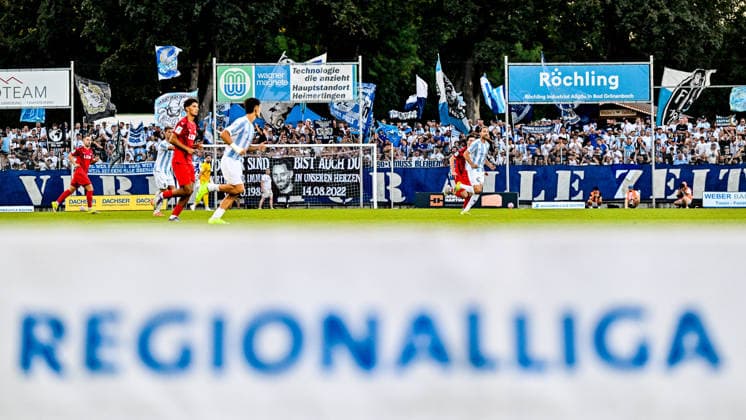 14.08.2026, GER, Fußball, Herren, RL Bayern, FC Memmingen vs TSV 1860 München Spielszene über dem Schriftzug Regionalliga, Symbolfoto, Symbolbild, Themenfoto, Themenbild Memmingen e-con ArenaPark Bayern Deutschland *** August 14, 2026, GER, Soccer, Men s, Bavarian Regional League, FC Memmingen vs. TSV 1860 Munich; game scene above the Regionalliga logo; stock photo; thematic photo; Memmingen and ArenaPark, Bavaria, Germany Copyright: xNordphotox xHafnerx