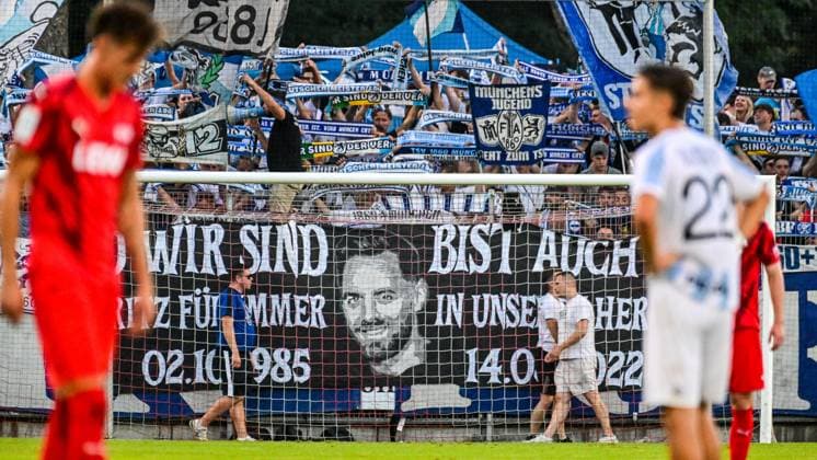 14.08.2026, GER, Fußball, Herren, RL Bayern, FC Memmingen vs TSV 1860 München Fans der Löwen gedenken eines verstorbenen Mitglieds mit einem Banner Memmingen e-con ArenaPark Bayern Deutschland *** August 14, 2026, GER, Soccer, Men s, Bavarian Regional League, FC Memmingen vs. TSV 1860 Munich; The Lions fans commemorate a deceased member with a banner; Memmingen, ArenaPark, Bavaria, Germany Copyright: xNordphotox xHafnerx
