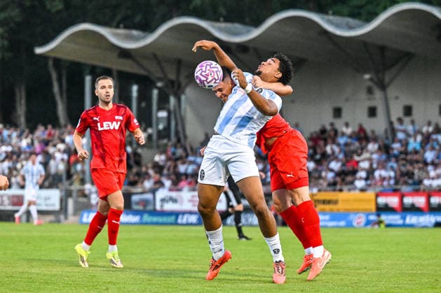 14.08.2026, GER, Fußball, Herren, RL Bayern, FC Memmingen vs TSV 1860 München Kampf um den Ball, Jakob Gräser (Memmingen, 3), Arian Ortivero Calderon (München, 12), im Hintergrund Max Zeller (Memmingen, 2) Memmingen e-con ArenaPark Bayern Deutschland *** August 14, 2026, GER, Soccer, Men s, Bavarian Regional League, FC Memmingen vs. TSV 1860 Munich, Battle for the ball, Jakob Gräser (Memmingen), 3, Arian Ortivero Calderon (Munich), 12, Max Zeller (Memmingen), 2, in the background, Memmingen at ArenaPark, Bavaria, Germany Copyright: xNordphotox xHafnerx