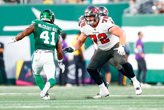 August 14, 2026: During the game, Tampa Bay Buccaneers guard Luke Haggard (72) blocks New York Jets linebacker Marcelino McCrary-Ball (41) in a NFL, American Football Herren, USA preseason game at MetLife Stadium in East Rutherford, NJ. The Tampa Bay Buccaneers defeat the New York Jets 24-16. Cal Media East Rutherford USA - ZUMAc04_ 20260814_faf_c04_088 Copyright: xShaquanxWoodyx