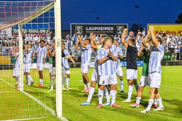 14.08.2026, GER, Fußball, Herren, RL Bayern, FC Memmingen vs TSV 1860 München Spieler des TSV 1860 freuen sich nach Spielende mit ihren Fans Memmingen e-con ArenaPark Bayern Deutschland *** August 14, 2026, Germany, Soccer, Men s, Bavarian Regional League, FC Memmingen vs. TSV 1860 Munich: TSV 1860 players celebrate with their fans after the game at ArenaPark in Memmingen, Bavaria, Germany Copyright: xNordphotox xHafnerx