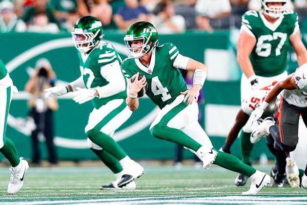 August 14, 2026: During the game, New York Jets quarterback Brady Cook (4) advances the ball upfield against the Tampa Bay Buccaneers in a NFL, American Football Herren, USA preseason game at MetLife Stadium in East Rutherford, NJ. The Tampa Bay Buccaneers defeat the New York Jets 24-16. Cal Media East Rutherford USA - ZUMAc04_ 20260814_faf_c04_095 Copyright: xShaquanxWoodyx