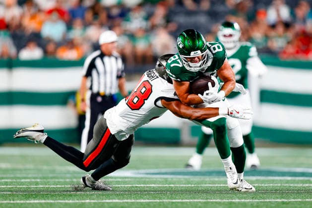 August 14, 2026: During the game, New York Jets tight end Chase Curtis (87) advances the ball upfield against the Tampa Bay Buccaneers in a NFL, American Football Herren, USA preseason game at MetLife Stadium in East Rutherford, NJ. The Tampa Bay Buccaneers defeat the New York Jets 24-16. Cal Media East Rutherford USA - ZUMAc04_ 20260814_faf_c04_115 Copyright: xShaquanxWoodyx
