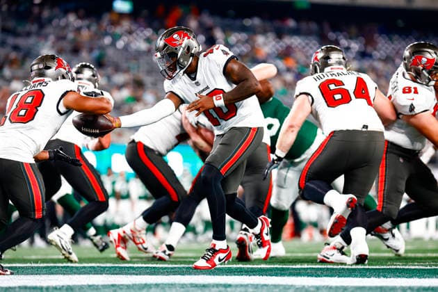 August 14, 2026: During the game, Tampa Bay Buccaneers quarterback Jalon Daniels (10) looks to hand the ball off in a NFL, American Football Herren, USA preseason game at MetLife Stadium in East Rutherford, NJ. The Tampa Bay Buccaneers defeat the New York Jets 24-16. Cal Media East Rutherford USA - ZUMAc04_ 20260814_faf_c04_112 Copyright: xShaquanxWoodyx