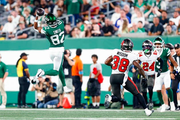 August 14, 2026: During the game, New York Jets wide receiver Arian Smith (82) attempts to compete a pass in a NFL, American Football Herren, USA preseason game at MetLife Stadium in East Rutherford, NJ. The Tampa Bay Buccaneers defeat the New York Jets 24-16. Cal Media East Rutherford USA - ZUMAc04_ 20260814_faf_c04_116 Copyright: xShaquanxWoodyx