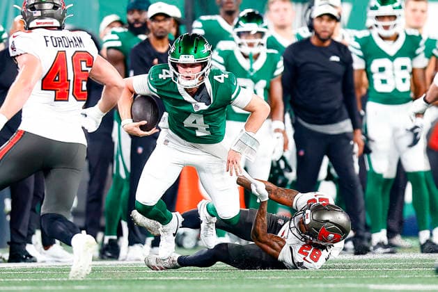 August 14, 2026: During the game, New York Jets quarterback Brady Cook (4) advances the ball upfield against the Tampa Bay Buccaneers in a NFL, American Football Herren, USA preseason game at MetLife Stadium in East Rutherford, NJ. The Tampa Bay Buccaneers defeat the New York Jets 24-16. Cal Media East Rutherford USA - ZUMAc04_ 20260814_faf_c04_118 Copyright: xShaquanxWoodyx