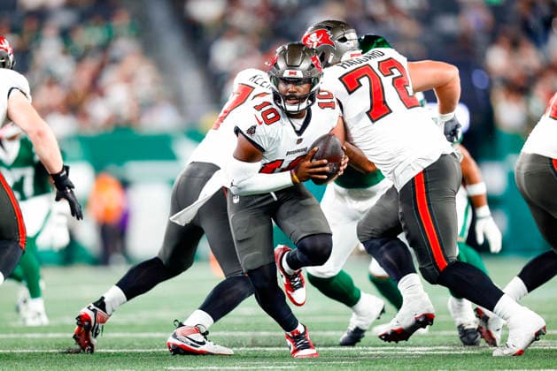 August 14, 2026: During the game, Tampa Bay Buccaneers quarterback Jalon Daniels (10) looks to hand the ball off in a NFL, American Football Herren, USA preseason game at MetLife Stadium in East Rutherford, NJ. The Tampa Bay Buccaneers defeat the New York Jets 24-16. Cal Media East Rutherford USA - ZUMAc04_ 20260814_faf_c04_125 Copyright: xShaquanxWoodyx