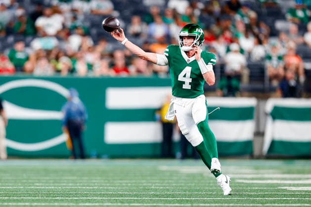 August 14, 2026: During the game, New York Jets quarterback Brady Cook (4) prepares to pass the ball in a NFL, American Football Herren, USA preseason game at MetLife Stadium in East Rutherford, NJ. The Tampa Bay Buccaneers defeat the New York Jets 24-16. Cal Media East Rutherford USA - ZUMAc04_ 20260814_faf_c04_138 Copyright: xShaquanxWoodyx