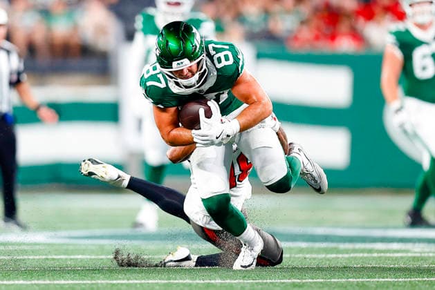 August 14, 2026: During the game, New York Jets tight end Chase Curtis (87) advances the ball upfield against the Tampa Bay Buccaneers in a NFL, American Football Herren, USA preseason game at MetLife Stadium in East Rutherford, NJ. The Tampa Bay Buccaneers defeat the New York Jets 24-16. Cal Media East Rutherford USA - ZUMAc04_ 20260814_faf_c04_141 Copyright: xShaquanxWoodyx
