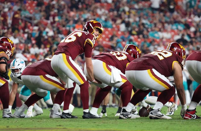 August 14, 2026, Landover, Maryland, USA: Washington Commanders quarterback Athan Kaliakmanis (16) waits for the snap during the NFL, American Football Herren, USA preseason game between the Washington Commanders and Miami Dolphins at Northwest Stadium on Friday, August 14, 2026; Landover, Maryland, USA. Landover USA - ZUMAs325 20260814_zsp_s325_101 Copyright: xJessxStilesx