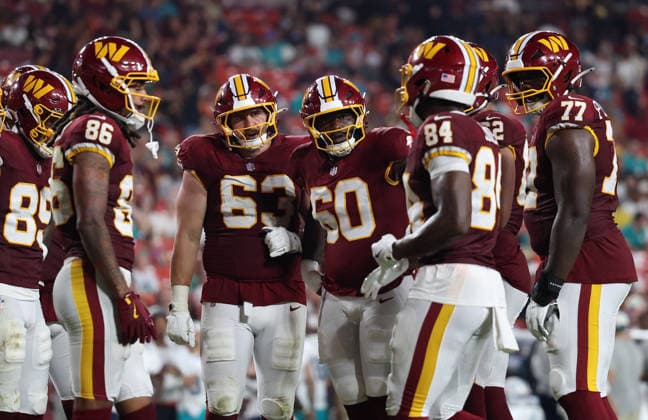 August 14, 2026, Landover, Maryland, USA: Washington huddles up during the NFL, American Football Herren, USA preseason game between the Washington Commanders and Miami Dolphins at Northwest Stadium on Friday, August 14, 2026; Landover, Maryland, USA. Landover USA - ZUMAs325 20260814_zsp_s325_102 Copyright: xJessxStilesx