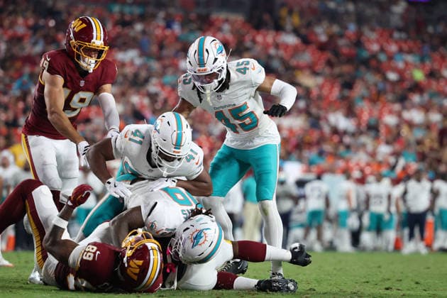 August 14, 2026, Landover, Maryland, USA: Players collide during the NFL, American Football Herren, USA preseason game between the Washington Commanders and Miami Dolphins at Northwest Stadium on Friday, August 14, 2026; Landover, Maryland, USA. Landover USA - ZUMAs325 20260814_zsp_s325_111 Copyright: xJessxStilesx