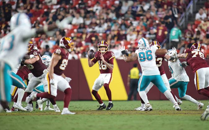 August 14, 2026, Landover, Maryland, USA: Washington Commanders quarterback Athan Kaliakmanis (16) looks to pass the ball during the NFL, American Football Herren, USA preseason game between the Washington Commanders and Miami Dolphins at Northwest Stadium on Friday, August 14, 2026; Landover, Maryland, USA. Landover USA - ZUMAs325 20260814_zsp_s325_189 Copyright: xJessxStilesx