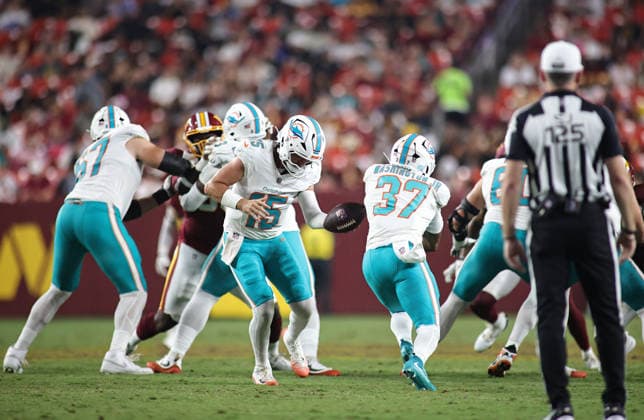 August 14, 2026, Landover, Maryland, USA: Miami Dolphins quarterback Cam Miller (15) hands off the ball during the NFL, American Football Herren, USA preseason game between the Washington Commanders and Miami Dolphins at Northwest Stadium on Friday, August 14, 2026; Landover, Maryland, USA. Landover USA - ZUMAs325 20260814_zsp_s325_190 Copyright: xJessxStilesx