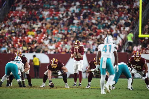 August 14, 2026, Landover, Maryland, USA: Washington Commanders quarterback Athan Kaliakmanis (16) calls a play during the NFL, American Football Herren, USA preseason game between the Washington Commanders and Miami Dolphins at Northwest Stadium on Friday, August 14, 2026; Landover, Maryland, USA. Landover USA - ZUMAs325 20260814_zsp_s325_194 Copyright: xJessxStilesx