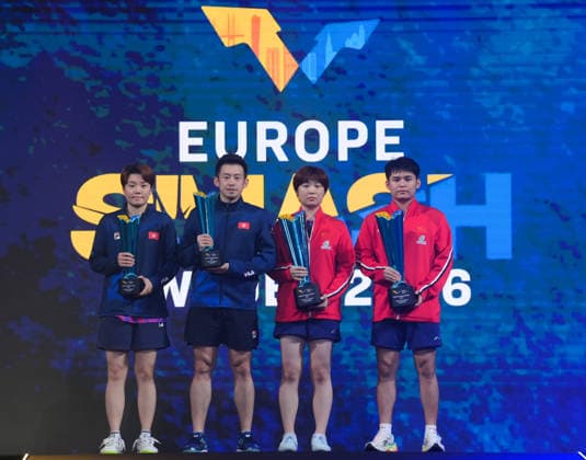 (260815) -- MALMO, Aug. 15, 2026 -- Lin Shidong, Kuai Man, Wong Chun Ting and Doo Hoi Kem (R to L) pose for photos during the awarding ceremony for the mixed doubles final match between Lin Shidong Kuai Man of China and Wong Chun Ting Doo Hoi Kem of China s Hong Kong at the WTT Europe Smash Sweden 2026 in Malmo, Sweden, Aug. 14, 2026. ) (SP)SWEDEN-MALMO Table tennis, Tischtennis WTT EUROPE SMASH 2026-MIXED DOUBLES WengxXinyang 