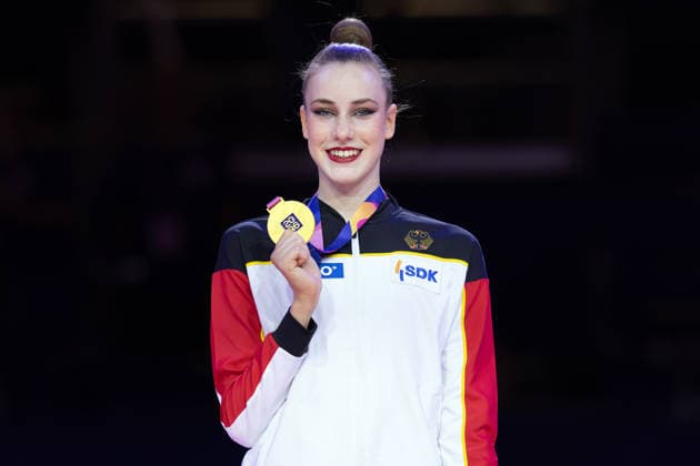 Weltmeisterschaft der Rhythmischen Sportgymnastik Siegerehrung: Weltmeisterin Darja Varfolomeev (Deutschland). Weltmeisterschaft der Rhythmischen Sportgymnastik vom 11. bis zum 16. August in der Festhalle in Frankfurt am Main. Mehrkampffinale Einzel, Platzierungen 1 bis 9., Frankfurt am Main Hessen Deutschland Festhalle *** Rhythmic Gymnastics World Championships Award Ceremony: World Champion Darja Varfolomeev, Germany Rhythmic Gymnastics World Championships, August 11–16 at the Festhalle in Frankfurt am Main Individual All-Around Final, Places 1–9, Frankfurt am Main, Hesse, Germany, Festhalle