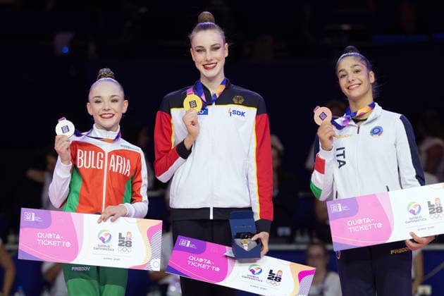 Weltmeisterschaft der Rhythmischen Sportgymnastik Siegerehrung: Von links Stiliana Nikolova (Bulgarien), Weltmeisterin Darja Varfolomeev (Deutschland) und Sofia Raffaeli (Italien). Weltmeisterschaft der Rhythmischen Sportgymnastik vom 11. bis zum 16. August in der Festhalle in Frankfurt am Main. Mehrkampffinale Einzel, Platzierungen 1 bis 9., Frankfurt am Main Hessen Deutschland Festhalle *** Rhythmic Gymnastics World Championships Award Ceremony From left: Stiliana Nikolova of Bulgaria, World Champion Darja Varfolomeev (Germany), and Sofia Raffaeli (Italy). Rhythmic Gymnastics World Championships, August 11–16 at the Festhalle in Frankfurt am Main. Individual All-Around Final, places 1–9, Frankfurt am Main, Hesse, Germany, Festhalle