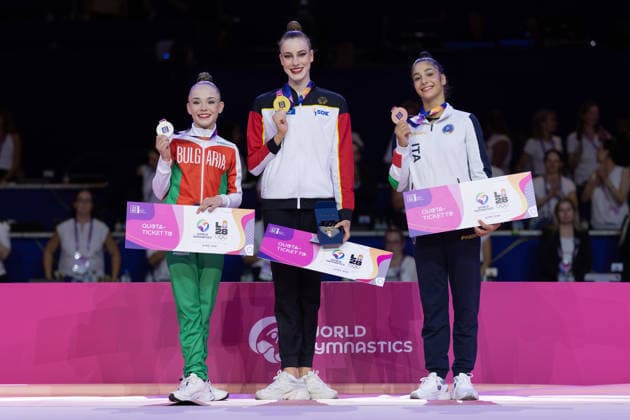 Weltmeisterschaft der Rhythmischen Sportgymnastik Siegerehrung: Von links Stiliana Nikolova (Bulgarien), Weltmeisterin Darja Varfolomeev (Deutschland) und Sofia Raffaeli (Italien). Weltmeisterschaft der Rhythmischen Sportgymnastik vom 11. bis zum 16. August in der Festhalle in Frankfurt am Main. Mehrkampffinale Einzel, Platzierungen 1 bis 9., Frankfurt am Main Hessen Deutschland Festhalle *** Rhythmic Gymnastics World Championships Award Ceremony From left: Stiliana Nikolova of Bulgaria, World Champion Darja Varfolomeev (Germany), and Sofia Raffaeli (Italy). Rhythmic Gymnastics World Championships, August 11–16 at the Festhalle in Frankfurt am Main. Individual All-Around Final, Places 1–9, Frankfurt am Main, Hesse, Germany, Festhalle
