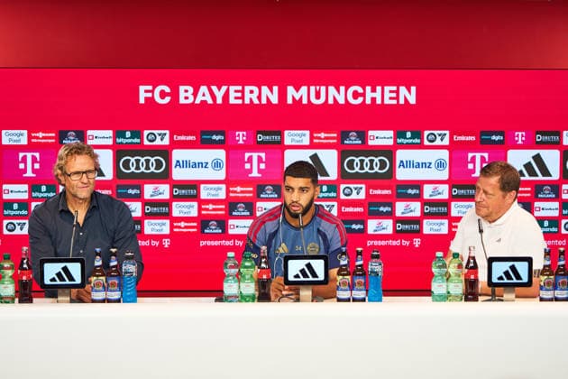 Fußball 1. Bundesliga Vorstellung von Ismael Saibari beim FC Bayern München am 14.08.2026 auf dem Trainingsgelände an der Säbener Straße in München Dieter Nickles ( Pressesprecher München ), links - Ismael Saibari ( München ), mitte - Max Eberl ( Sportvorstand München ), rechts Photo by FC Bayern via REVIERFOTO Vorstellung von Ismael Saibari beim FC Bayern München *** Soccer, Bundesliga 1: Ismael Saibari’s introduction at FC Bayern Munich on August 14, 2026, at the training facility on Säbener Straße in Munich. Dieter Nickles, press officer, Munich, left: Ismael Saibari, Munich; center: Max Eberl, sporting director, Munich; right: Photo by FC Bayern via REVIERFOTO Presentation of Ismael Saibari at FC Bayern Munich