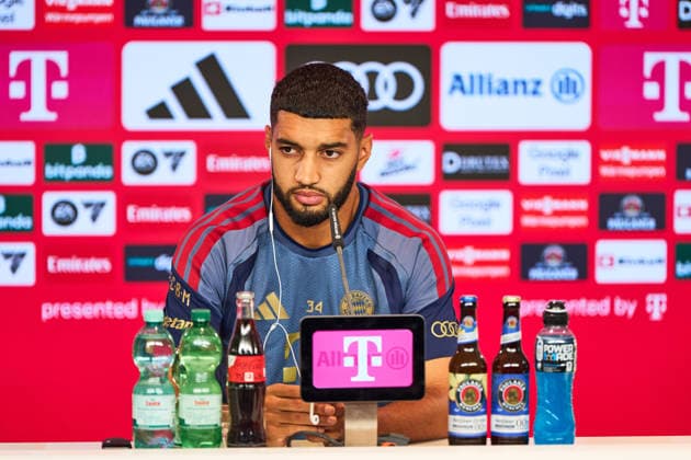 Fußball 1. Bundesliga Vorstellung von Ismael Saibari beim FC Bayern München am 14.08.2026 auf dem Trainingsgelände an der Säbener Straße in München Ismael Saibari ( München ) Max Eberl ( Sportvorstand München ) Photo by FC Bayern via REVIERFOTO Vorstellung von Ismael Saibari beim FC Bayern München *** Soccer, Bundesliga 1: Ismael Saibari s presentation at FC Bayern Munich on August 14, 2026, at the training facility on Säbener Straße in Munich. Ismael Saibari, Munich; Max Eberl, sporting director, Munich. Photo by FC Bayern via REVIERFOTO. Ismael Saibari s presentation at FC Bayern Munich