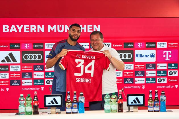 Fußball 1. Bundesliga Vorstellung von Ismael Saibari beim FC Bayern München am 14.08.2026 auf dem Trainingsgelände an der Säbener Straße in München Ismael Saibari ( München ), links - Max Eberl ( Sportvorstand München ), rechts Photo by FC Bayern via REVIERFOTO Vorstellung von Ismael Saibari beim FC Bayern München *** Soccer, Bundesliga 1: Ismael Saibari’s presentation at FC Bayern Munich on August 14, 2026, at the training facility on Säbener Straße in Munich. Ismael Saibari, Munich, on the left: Max Eberl, sporting director of Munich; on the right: Photo by FC Bayern via REVIERFOTO Presentation of Ismael Saibari at FC Bayern Munich