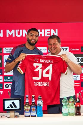 Fußball 1. Bundesliga Vorstellung von Ismael Saibari beim FC Bayern München am 14.08.2026 auf dem Trainingsgelände an der Säbener Straße in München Ismael Saibari ( München ), links - Max Eberl ( Sportvorstand München ), rechts Photo by FC Bayern via REVIERFOTO Vorstellung von Ismael Saibari beim FC Bayern München *** Soccer, Bundesliga 1: Ismael Saibari’s presentation at FC Bayern Munich on August 14, 2026, at the training facility on Säbener Straße in Munich. Ismael Saibari, Munich, on the left: Max Eberl, sporting director of Munich; on the right: Photo by FC Bayern via REVIERFOTO Presentation of Ismael Saibari at FC Bayern Munich
