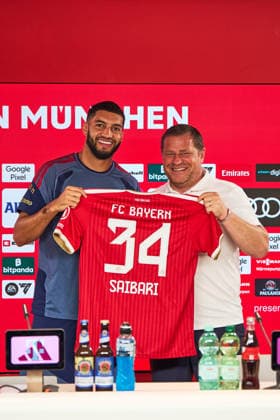 Fußball 1. Bundesliga Vorstellung von Ismael Saibari beim FC Bayern München am 14.08.2026 auf dem Trainingsgelände an der Säbener Straße in München Ismael Saibari ( München ), links - Max Eberl ( Sportvorstand München ), rechts Photo by FC Bayern via REVIERFOTO Vorstellung von Ismael Saibari beim FC Bayern München *** Soccer, Bundesliga 1: Ismael Saibari’s presentation at FC Bayern Munich on August 14, 2026, at the training facility on Säbener Straße in Munich. Ismael Saibari, Munich, on the left: Max Eberl, sporting director of Munich; on the right: Photo by FC Bayern via REVIERFOTO Presentation of Ismael Saibari at FC Bayern Munich
