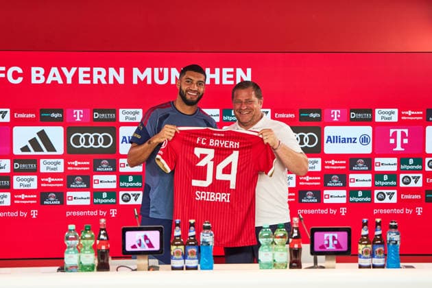 Fußball 1. Bundesliga Vorstellung von Ismael Saibari beim FC Bayern München am 14.08.2026 auf dem Trainingsgelände an der Säbener Straße in München Ismael Saibari ( München ), links - Max Eberl ( Sportvorstand München ), rechts Photo by FC Bayern via REVIERFOTO Vorstellung von Ismael Saibari beim FC Bayern München *** Soccer, Bundesliga 1: Ismael Saibari’s presentation at FC Bayern Munich on August 14, 2026, at the training facility on Säbener Straße in Munich. Ismael Saibari, Munich, on the left: Max Eberl, sporting director of Munich; on the right: Photo by FC Bayern via REVIERFOTO Presentation of Ismael Saibari at FC Bayern Munich