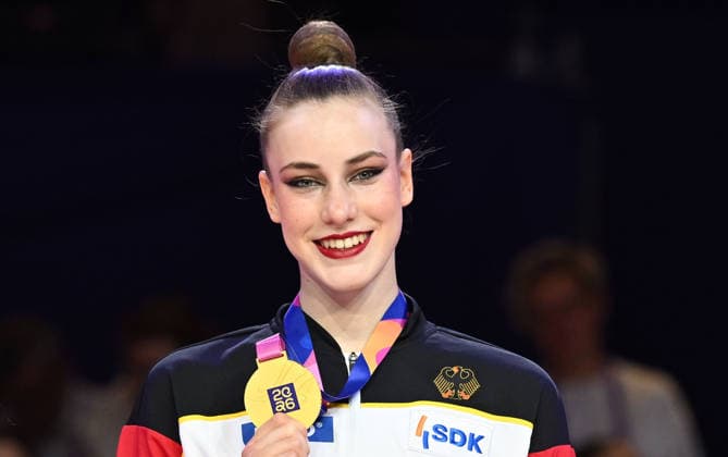 14.08.2026, xhbx, Rhythmische Sportgymnastik Weltmeisterschaft 2026, v.l. Darja Varfolomeev (Deutschland) mit Gold Frankfurt am Main *** August 14, 2026, xhbx, 2026 Rhythmic Gymnastics World Championships, from left: Darja Varfolomeev, Germany, wins gold in Frankfurt am Main