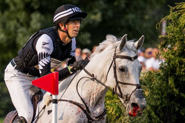 260815 Clarke Johnstone of New Zealand with horse Rocket Man with blood on the mule during the Eventing Cross-Country during day 5 of the 2026 FEI World Championships on August 15, 2026 in Aachen. Photo: Emma Wallskog BILDBYRAN kod EW EW0685 ridsport equestrian rid-vm 2026 2026 fei world championships bbeng ridsport-vm fälttävlan eventing terrängritt terräng skada blod *** August 15, 2026: Clarke Johnstone of New Zealand with his horse Rocket Man, with blood on the mule, during the Eventing Cross Country on Day 5 of the 2026 FEI World Championships on August 15, 2026 in Aachen. Photo by Emma Wallskog. BILDBYRAN code EW EW0685 equestrian sports riding 2026 World Championships 2026 FEI World Championships bbeng equestrian sports World Championships eventing cross-country riding cross-country injury blood  Copyright: EMMAxWALLSKOG BB260815EW003