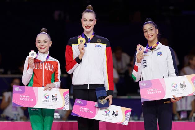Siegerehrung des Mehrkampffinales Einzel bei der Rhythmischen Sportgymnastik-Weltmeisterschaft 2026 in Frankfurt am Main, Deutschland, am 14. August 2026 (v.l.): Stiliana Nikolova (Bulgarien, Silber), Darja Varfolomeev (Deutschland, Gold) und Sofia Raffaeli (Italien, Bronze) mit ihren Medaillen und den Olympia-Qualifikationstickets. Medal ceremony of the individual all-around final at the Rhythmic gymnastics, Rhythmische Sportgymnastik, RSG World Championships 2026 in Frankfurt am Main, Germany, on August 14, 2026 (l-r): Stiliana Nikolova (Bulgaria, bronze), Darja Varfolomeev (Germany, gold) and Sofia Raffaeli (Italy, silver) with their medals and Olympic qualification tickets. *** Medal ceremony for the individual all-around final at the 2026 Rhythmic Gymnastics World Championships in Frankfurt am Main, Germany, on August 14, 2026 (from left): Stiliana Nikolova of Bulgaria (silver), Darja Varfolomeev of Germany (gold), and Sofia Raffaeli of Italy, bronze, with their medals and Olympic qualification tickets. Medal ceremony of the individual all-around final at the 2026 Rhythmic Gymnastics World Championships in Frankfurt am Main, Germany, on August 14, 2026; from left to right: Stiliana Nikolova of Bulgaria, bronze; Darja Varfolomeev of Germany, gold; and Sofia Raffaeli of Italy, silver, with their medals and Olympic qualification tickets Copyright: HMBxMedia xHeikoxBecker