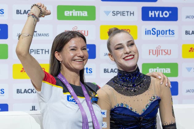 Weltmeisterschaft der Rhythmischen Sportgymnastik Trainerin Yuliya Raskina freut sich mit Darja Varfolomeev (Deutschland) nach deren gelungener Übung mit dem Band. Weltmeisterschaft der Rhythmischen Sportgymnastik vom 11. bis zum 16. August in der Festhalle in Frankfurt am Main. Mehrkampffinale Einzel, Platzierungen 1 bis 9., Frankfurt am Main Hessen Deutschland Festhalle *** Rhythmic Gymnastics World Championships: Coach Yuliya Raskina celebrates with Darja Varfolomeev of Germany after her successful ribbon routine. Rhythmic Gymnastics World Championships, August 11–16 at the Festhalle in Frankfurt am Main. Individual All-Around Final, Places 1–9, Frankfurt am Main, Hesse, Germany, Festhalle