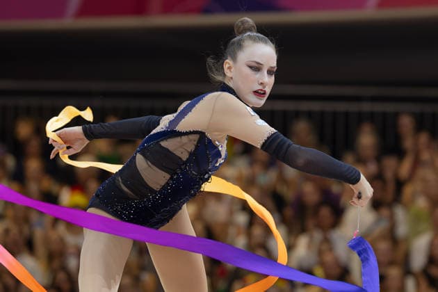 Weltmeisterschaft der Rhythmischen Sportgymnastik Darja Varfolomeev (Deutschland) während ihrer Übung mit dem Band. Weltmeisterschaft der Rhythmischen Sportgymnastik vom 11. bis zum 16. August in der Festhalle in Frankfurt am Main. Mehrkampffinale Einzel, Platzierungen 1 bis 9., Frankfurt am Main Hessen Deutschland Festhalle *** Rhythmic Gymnastics World Championships: Darja Varfolomeev of Germany during her ribbon routine. Rhythmic Gymnastics World Championships, August 11–16 at the Festhalle in Frankfurt am Main. Individual All-Around Final, places 1 through 9, Frankfurt am Main, Hesse, Germany, Festhalle