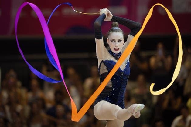 Weltmeisterschaft der Rhythmischen Sportgymnastik Darja Varfolomeev (Deutschland) während ihrer Übung mit dem Band. Weltmeisterschaft der Rhythmischen Sportgymnastik vom 11. bis zum 16. August in der Festhalle in Frankfurt am Main. Mehrkampffinale Einzel, Platzierungen 1 bis 9., Frankfurt am Main Hessen Deutschland Festhalle *** Rhythmic Gymnastics World Championships: Darja Varfolomeev of Germany during her ribbon routine. Rhythmic Gymnastics World Championships, August 11–16 at the Festhalle in Frankfurt am Main. Individual All-Around Final, places 1 through 9, Frankfurt am Main, Hesse, Germany, Festhalle