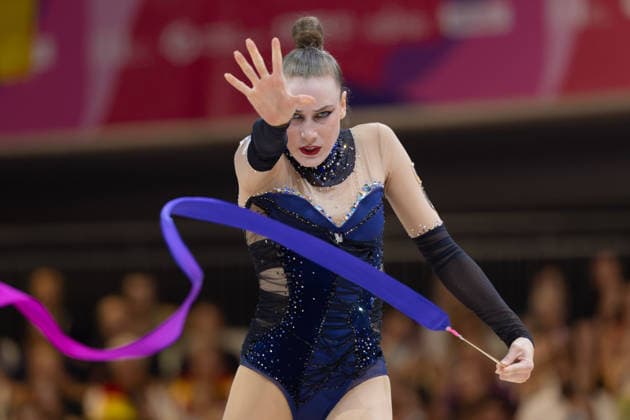 Weltmeisterschaft der Rhythmischen Sportgymnastik Darja Varfolomeev (Deutschland) während ihrer Übung mit dem Band. Weltmeisterschaft der Rhythmischen Sportgymnastik vom 11. bis zum 16. August in der Festhalle in Frankfurt am Main. Mehrkampffinale Einzel, Platzierungen 1 bis 9., Frankfurt am Main Hessen Deutschland Festhalle *** Rhythmic Gymnastics World Championships: Darja Varfolomeev of Germany during her ribbon routine. Rhythmic Gymnastics World Championships, August 11–16 at the Festhalle in Frankfurt am Main. Individual All-Around Final, places 1 through 9, Frankfurt am Main, Hesse, Germany, Festhalle