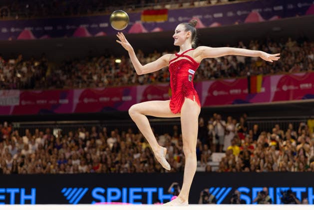 Weltmeisterschaft der Rhythmischen Sportgymnastik Darja Varfolomeev (Deutschland) während ihrer Übung mit dem Ball. Weltmeisterschaft der Rhythmischen Sportgymnastik vom 11. bis zum 16. August in der Festhalle in Frankfurt am Main. Mehrkampffinale Einzel, Platzierungen 1 bis 9., Frankfurt am Main Hessen Deutschland Festhalle *** Rhythmic Gymnastics World Championships: Darja Varfolomeev of Germany during her ball routine. Rhythmic Gymnastics World Championships, August 11–16 at the Festhalle in Frankfurt am Main. Individual All-Around Final, places 1 through 9, Frankfurt am Main, Hesse, Germany, Festhalle