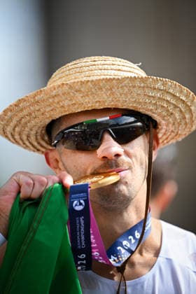 260815 MassimoStano of Italy celebrates first place with his gold medal after competing in men s marathon race walk during day 6 of the 2026 European Athletics Championships on August 15, 2026 in Birmingham. Photo: Maxim Thore BILDBYRAN kod MT MT1071 friidrott athletics friidrett friidrotts-em em friidretts-em 2026 european athletics championships day 6 bbeng kappgang race walk gang guld gold *** 260815 Massimo Stano of Italy celebrates his first-place finish with his gold medal after competing in the men’s marathon race walk on Day 6 of the 2026 European Athletics Championships on August 15, 2026 in Birmingham. Photo by Maxim Thore. BILDBYRAN code MT MT1071 athletics friidrett European Athletics Championships 2026 day 6 race walk gold  Copyright: MAXIMxTHORE BB260815MT015