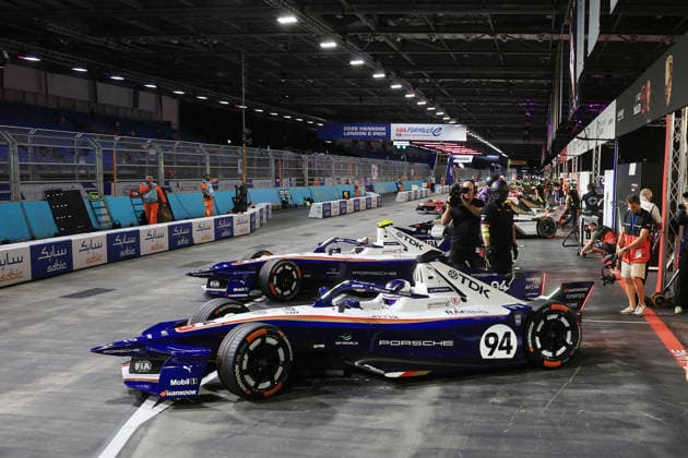 Pascal Wehrlein (GER) Porsche 94 und Nico Mueller (SUI) Porsche 51 bei der Ausfahrt zum 2. freien Training, FIA Formel E Weltmeisterschaft, Saison 12, London E- Prix, 15.08.2026, Excel Exibition Centre *** Pascal Wehrlein (GER) in Porsche 94 and Nico Mueller (SUI) in Porsche 51 on their way to the second free practice session, FIA Formula E World Championship, Season 12, London E-Prix, August 15, 2026, Excel Exhibition Center