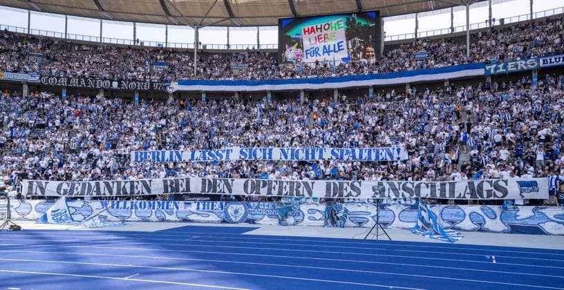 Fußball, Herren, Saison 2026 2027, 2. Bundesliga (2. Spieltag), Hertha BSC - 1. FC Heidenheim, Fans von Hertha gedenken der Opfer beim Anschlag auf den CSD im Berliner Tiergarten, 15.08.2026, *** Soccer, Men s, 2026–2027 Season, 2. Bundesliga, Matchday 2, Hertha BSC 1–FC Heidenheim, Hertha fans commemorate the victims of the attack on the CSD in Berlin s Tiergarten, August 15, 2026, Copyright: xMatthiasxKochx
