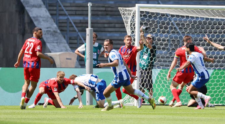 Sebastian Grönning erzielt das Tor zum 1:0, Paul Seguin jubelt Zweikampf Spielszene Aktion Fußball Fussball DFL 2. Bundesliga Herren 2. Spieltag Saison 2026 2027 15.08.2026 Hertha BSC Berlin vs. FC Heidenheim FCH DFL regulations prohibit any use of photographs as image sequences and or quasi-video *** Sebastian Grönning scores the goal to make it 1–0, Paul Seguin celebrates; tackle; game scene; action; sports; soccer; DFL 2. Bundesliga; Men’s 2; Matchday; 2026–2027 season; August 15, 2026; Hertha BSC Berlin vs. FC Heidenheim (FCH); DFL regulations prohibit any use of photographs as image sequences or or quasi-video