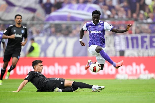 2. Bundesliga 26 27 - VfL Osnabrück - 1. FC Magdeburg am 15.08.2026 an der Bremer Brücke in Osnabrück Ismail Badjie (Osnabrueck) im Zweikampf gegen Tobias Müller Mueller (Magdeburg) *** 2. Bundesliga, Matchday 26, VfL Osnabrück 1, FC Magdeburg on August 15, 2026, at Bremer Brücke in Osnabrück; Ismail Badjie of Osnabrück in a tackle against Tobias Müller of Magdeburg MT