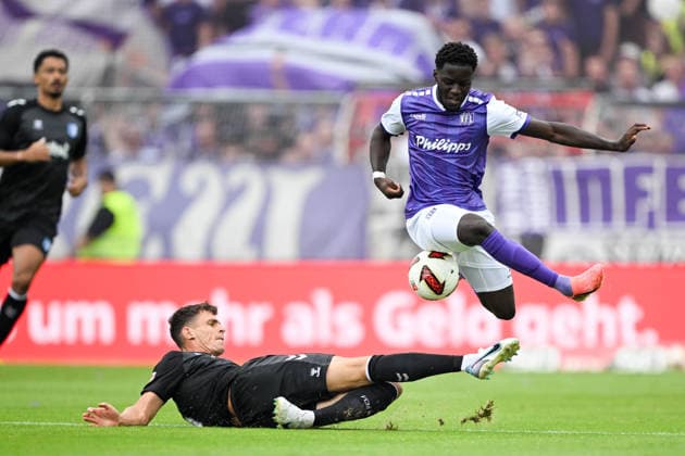 2. Bundesliga 26 27 - VfL Osnabrück - 1. FC Magdeburg am 15.08.2026 an der Bremer Brücke in Osnabrück Ismail Badjie (Osnabrueck) im Zweikampf gegen Tobias Müller Mueller (Magdeburg) *** 2. Bundesliga, Matchday 26, VfL Osnabrück 1, FC Magdeburg on August 15, 2026, at Bremer Brücke in Osnabrück; Ismail Badjie of Osnabrück in a tackle against Tobias Müller of Magdeburg MT